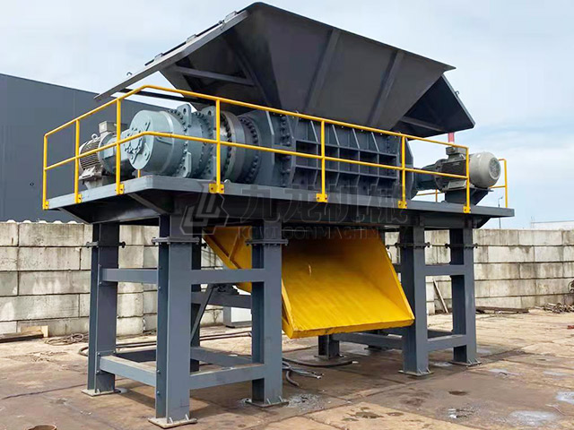 工業(yè)固廢撕碎機在工業(yè)固廢處理領(lǐng)域中占據(jù)重要角色